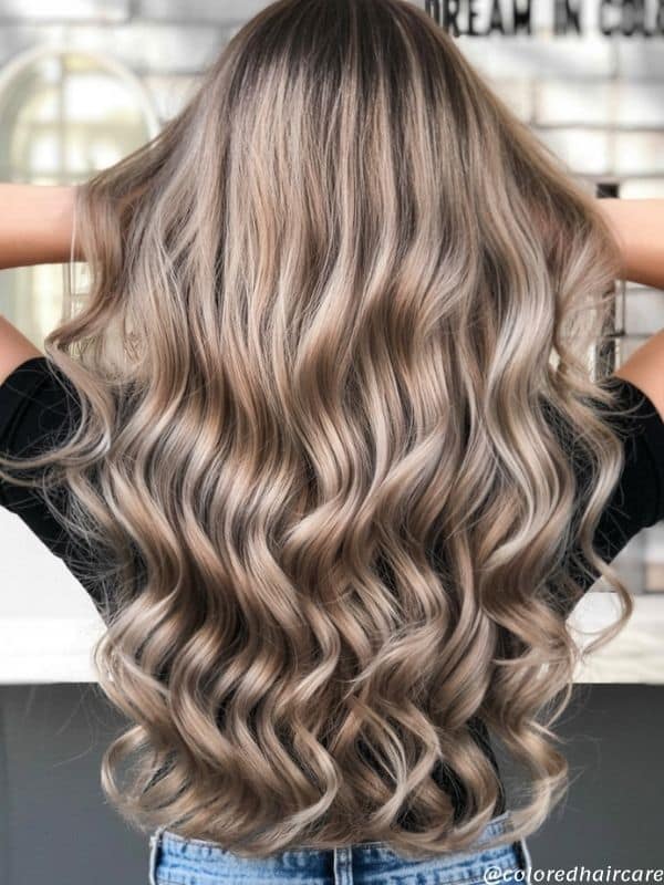 dirty blonde waves with lowlights