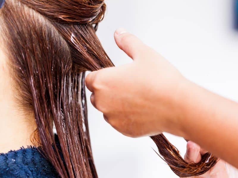 How To Remove Semi-Permanent Hair Dye - 5 Easy Methods That Work 7 lady applying hair color remover